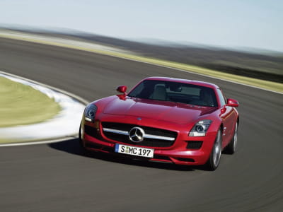 Fototapete Roter Mercedes