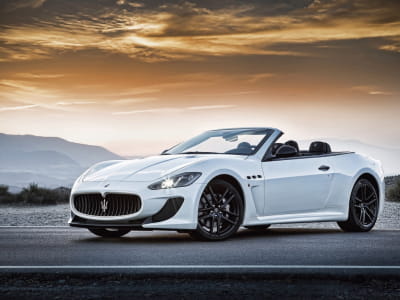 Fototapete Weißes Maserati-Cabrio