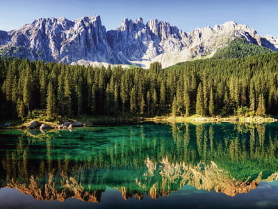 Fototapete See vor der Kulisse der Berge