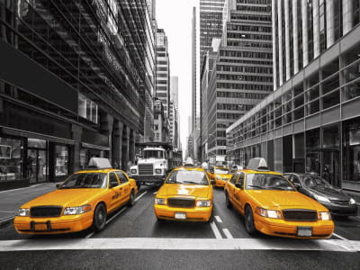 Fototapete Taxi in der grauen Stadt