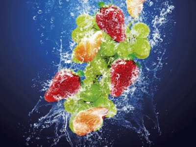Fototapete Früchte und Beeren im Wasser