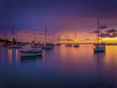 Fototapete Boote vor Sonnenuntergang im Hintergrund