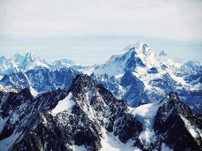 Fototapete Felsige, schneebedeckte Berge