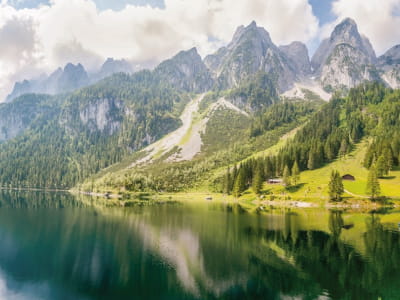 Fototapete Fluss am Fuße des Berges