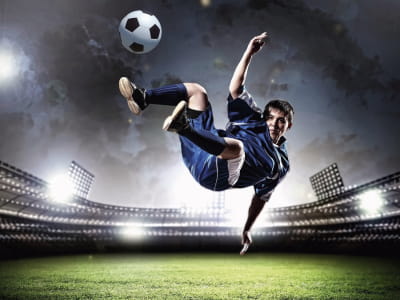 Fototapete Fußballspieler schlägt den Ball
