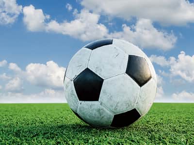 Fototapete Fußball auf dem Rasen