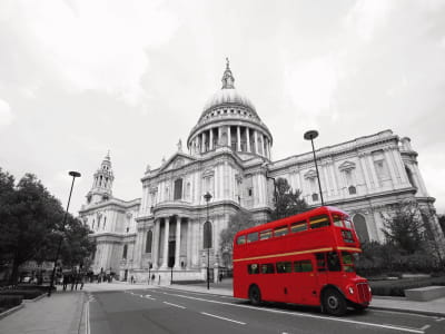 Fototapete Roter Bus und Kathedrale