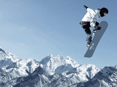 Fototapete Snowboarder in den Bergen