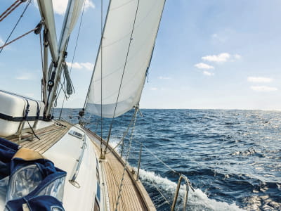 Fototapete Eine Reise auf einer weißen Yacht