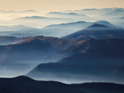 Fototapete Nebel über den Bergen