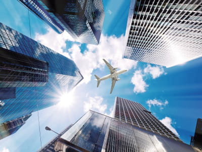 Fototapete Flugzeug über der Stadt