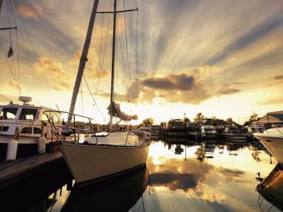 Fototapete Weiße Yacht vor Sonnenuntergang im Hintergrund