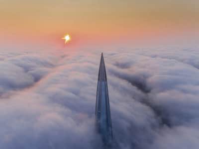 Fototapete Spitze eines Wolkenkratzers
