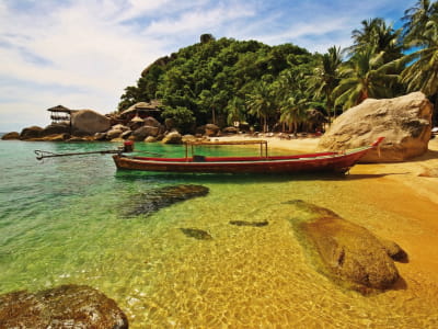 Fototapete Boot an einem tropischen Strand