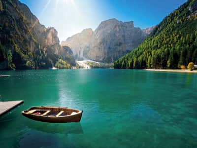 Fototapete Sonne über einem Bergsee