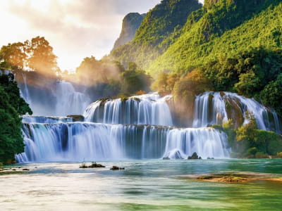 Fototapete Sonnenstrahlen über einem Wasserfall