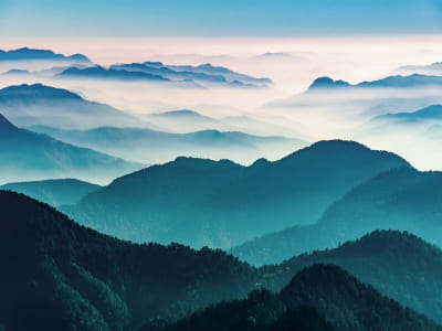 Fototapete Nebliger Morgengrauen in den Bergen