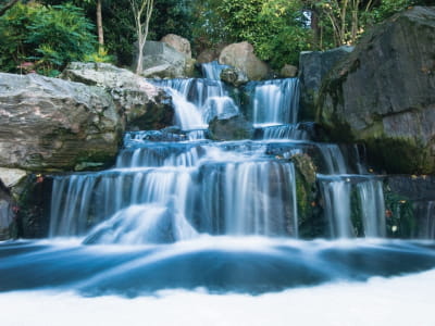 Fototapete Kleiner Bergwasserfall