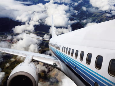 Fototapete Flugzeug über den Bergen