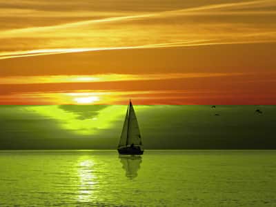 Fototapete Yacht vor Sonnenuntergang im Hintergrund