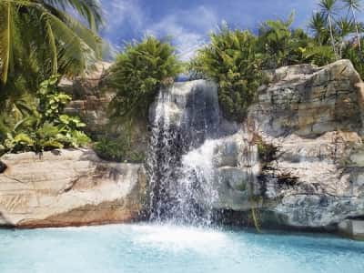 Fototapete Glitzernder Wasserfall