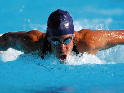 Fototapete Starker Schwimmer