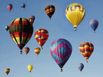 Fototapete Helle Heißluftballons am Himmel