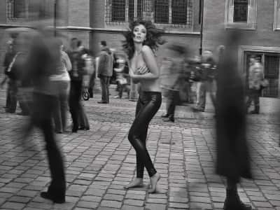 Fototapete Nacktes Mädchen in der Stadt