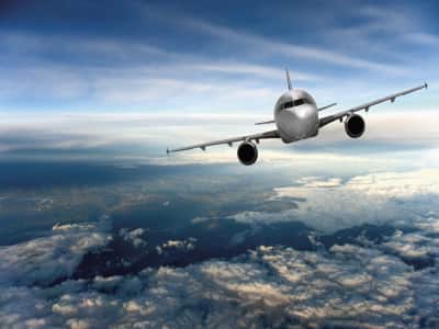 Fototapete Fliegendes Flugzeug