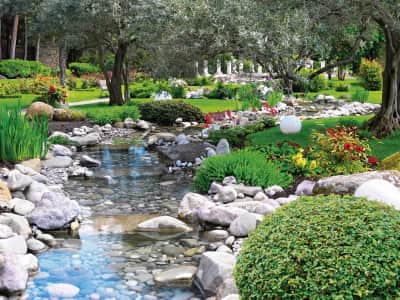 Fototapete Bach im Frühlingsgarten
