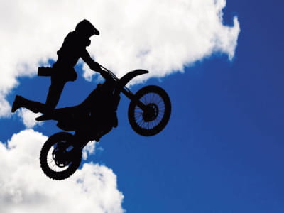 Fototapete Motorradfahrer springt