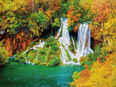 Fototapete Wasserfall im Herbstpark