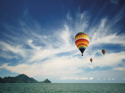 Fototapete Luftballons über dem Meer