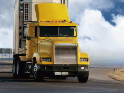 Fototapete Gelber LKW