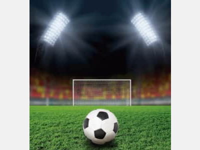Fototapete Ball auf einem Fußballfeld