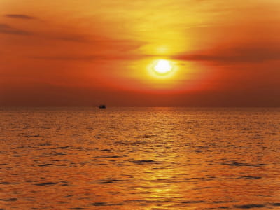 Fototapete Wunderschöner Sonnenuntergang über dem Meer