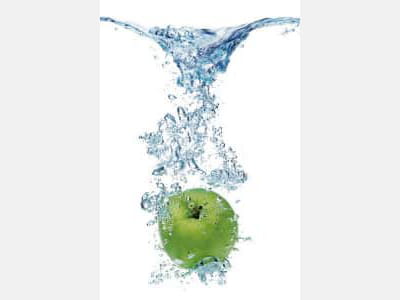 Fototapete Apfel im Wasser