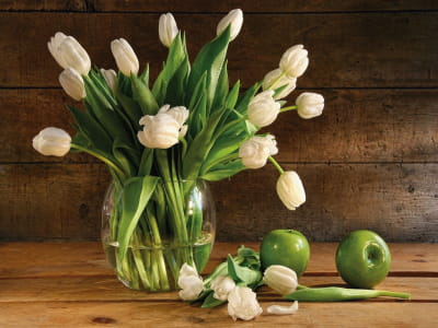 Fototapete Glasvase mit Tulpen
