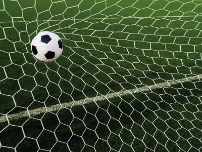 Fototapete Der Ball trifft das Tor
