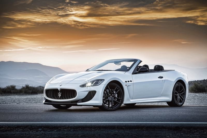 Fototapeta Weißes Maserati-Cabrio