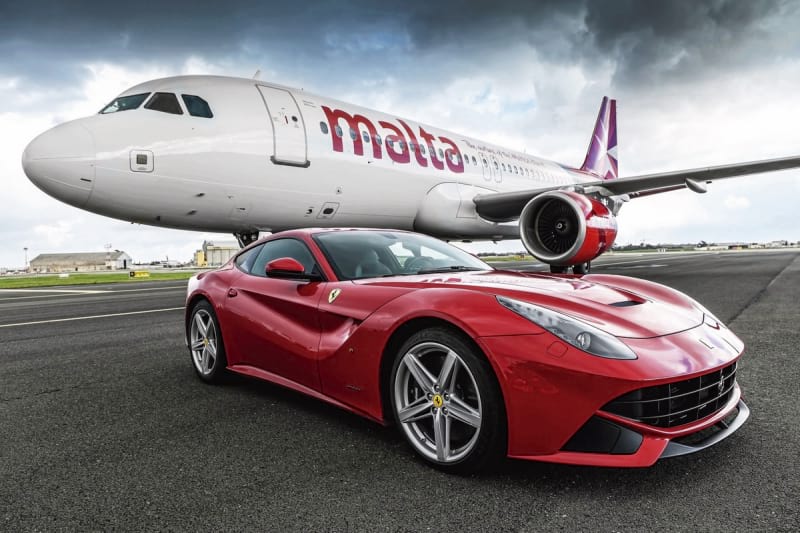 Fototapeta Ferrari in der Nähe des Flugzeugs