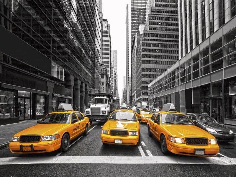 Fototapeta Taxi in der grauen Stadt