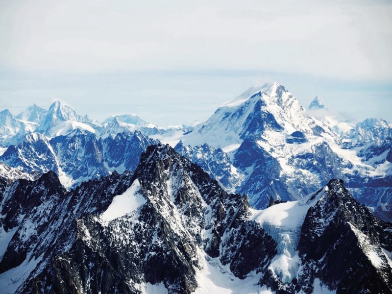 Fototapeta Felsige, schneebedeckte Berge