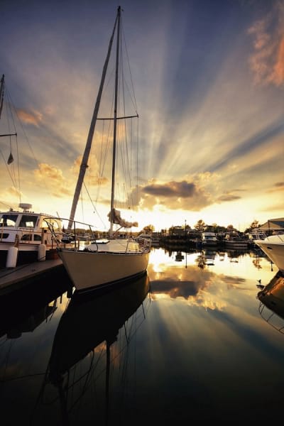 Fototapeta Weiße Yacht vor Sonnenuntergang im Hintergrund