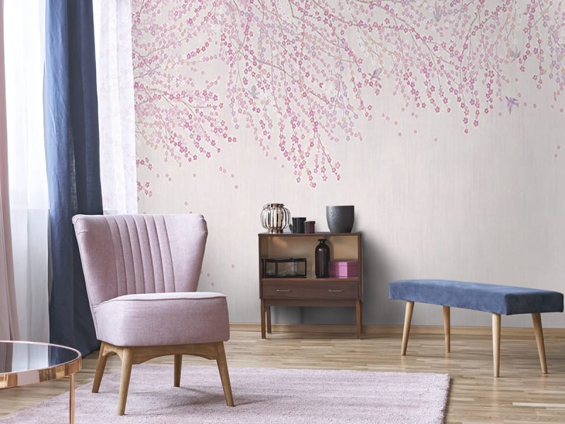Fototapeta Blühender, sich ausbreitender Baum we wnętrzu salonu