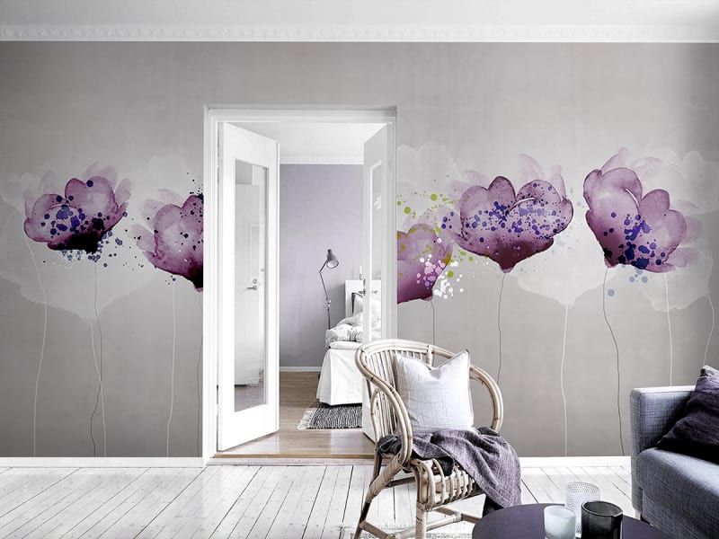 Fototapeta Leuchtend violette Blüten we wnętrzu salonu