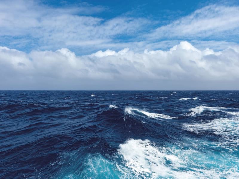 Fototapeta Leichte Wellen auf dem Meer