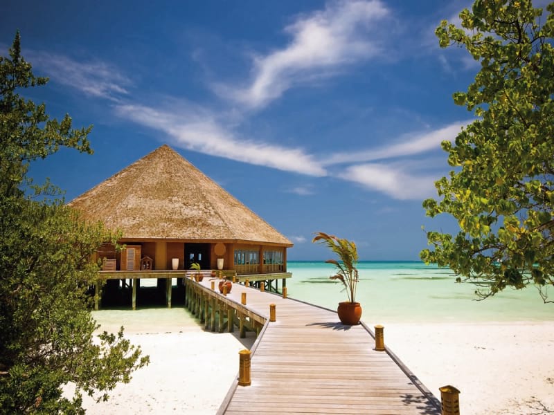 Fototapeta Bungalow an einem sonnigen Strand