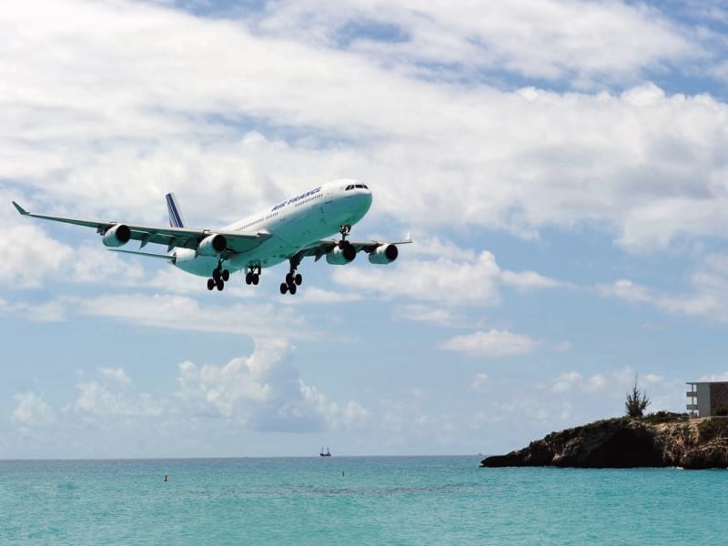 Fototapeta Flugzeug über dem Meer