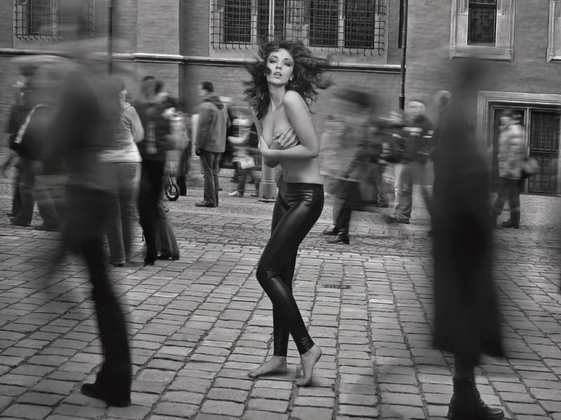 Fototapeta Nacktes Mädchen in der Stadt